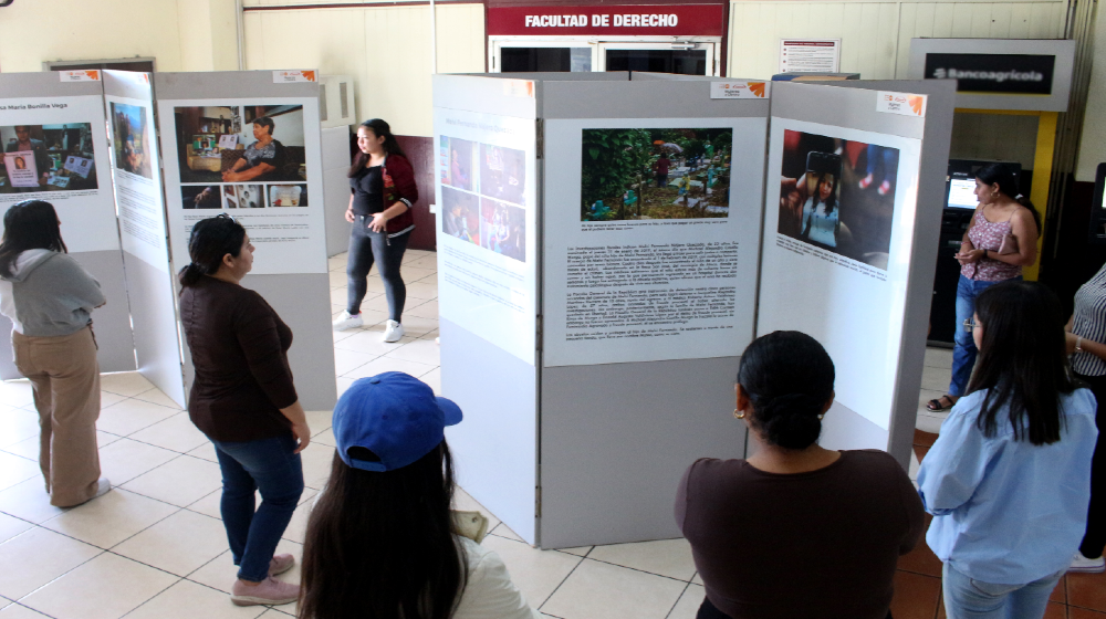 Estudiantes observando la exposición "Huellas de ausencia"