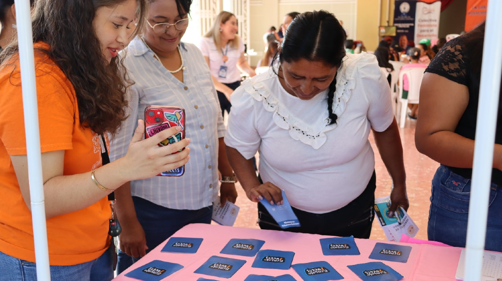 Mujeres participan en actividad lúdica en la feria denominada Vivas, libres y sin miedo