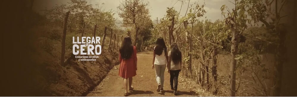 Imagen de tres niñas caminando en zona rural.