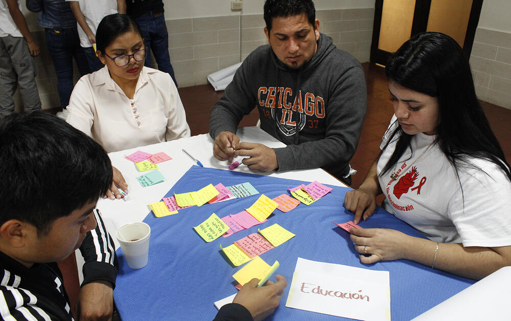 Jóvenes participan en una mesa de discusión sobre las diversas acciones que pueden implementar en su comunidad.