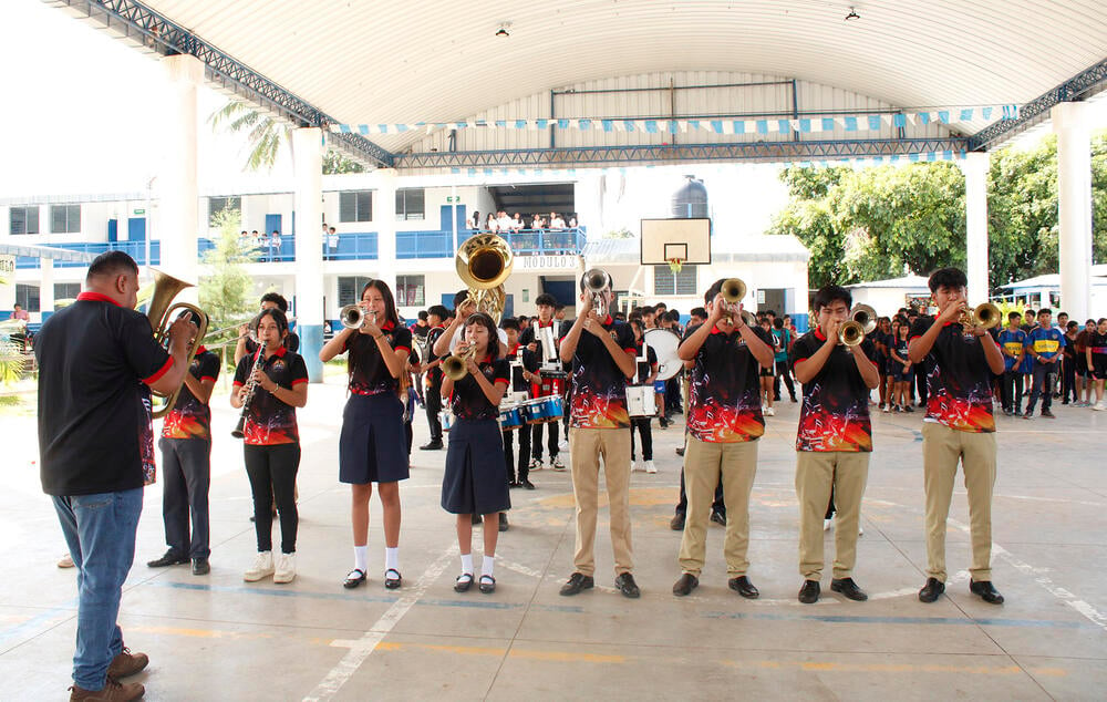 “Salaverría Music Band" conformada por estudiantes animaron el inicio del torneo de baloncesto.