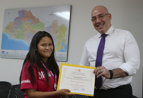 Vanessa recibió un diploma de agradecimiento por su visita al UNFPA en el Día de la Niña.