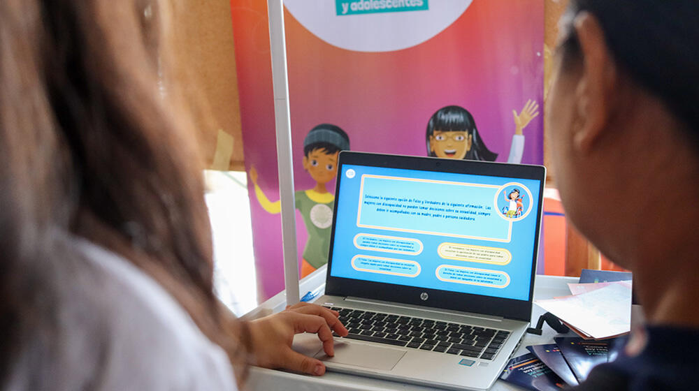 niñas frente a computadora durante la jornada realizada para impulsar la participación de niñas en carreras vinculadas a  ciencias, tecnología, ingeniería y matemáticas.