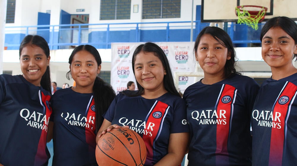 Jóvenes participantes del torneo de baloncesto, juntas sonriendo. 