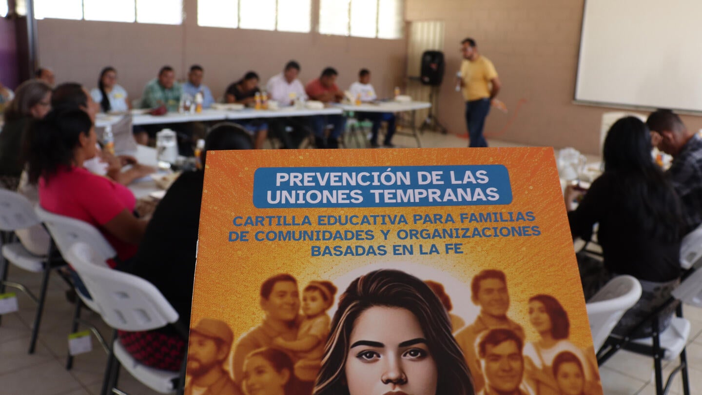 Un grupo de personas reunidas trabajando en la socialización de las cartillas parar la prevención de violencia y uniones tempranas en niñas y adolescentes.