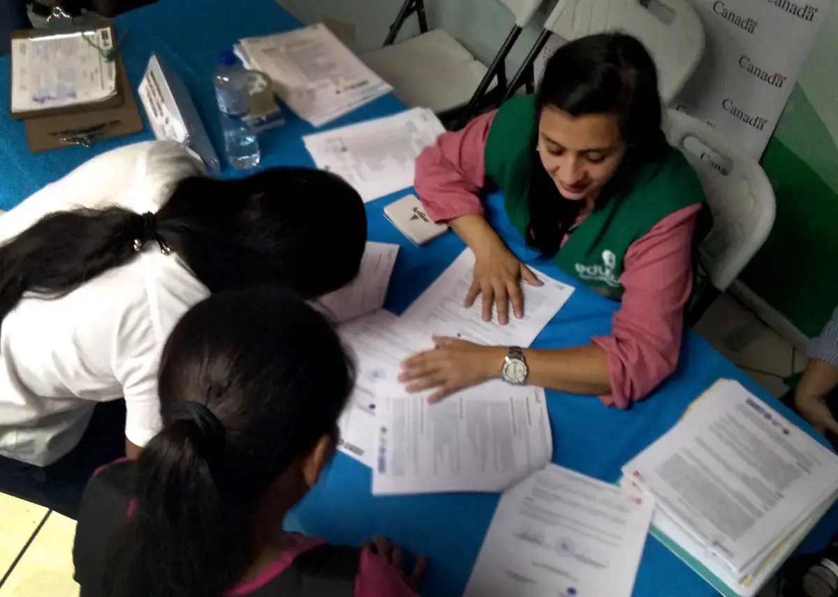 Niñas y adolescentes recibieron becas educativas