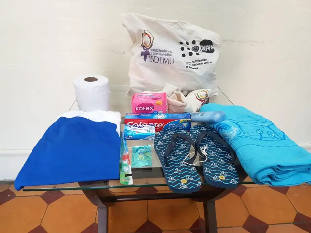 UNFPA entrega kits de dignidad a Movimiento Salvadoreño de Mujeres y Dirección General de Migración